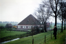 1977-12 Jan Beers voor de boerderij in de Beemster waar hij geboren is