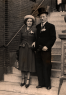 1949-08-17 #20 Janny Stam en Gerrit Moeken voor het stadhuis