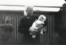 1938 Saartje van Noort met haar kleindochter Nel Warnaar