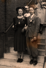 1949-08-17 #21 Nel en Wim Stam voor het stadhuis