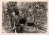 1967-07 opa en kleinzoon Theodurus tussen de tomaten