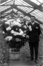 1930 Ome Rien bij een chrysant
